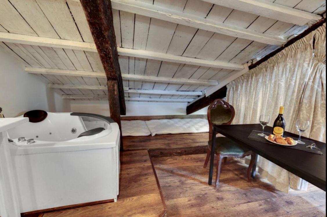One-Bedroom Rooftop Apartment Jacuzzi,1079947624:JPEG
