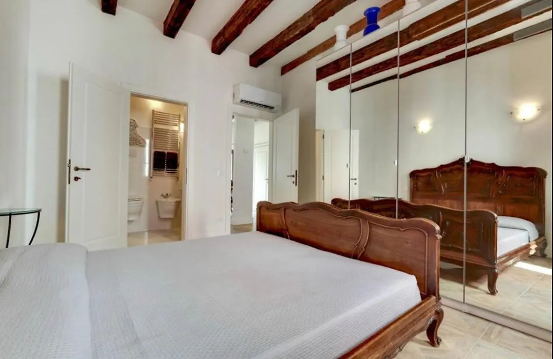 Venice Traditional Home With Terrace-1